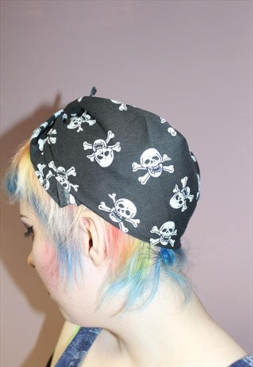 BLACK & WHITE SKULL PRINT BANDANA - Image 3