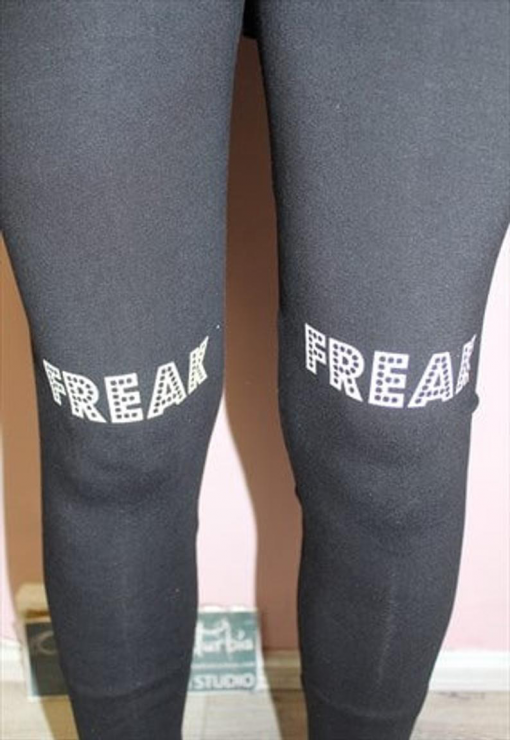 BLACK FREAK SLOGAN LEGGINGS - Image 2